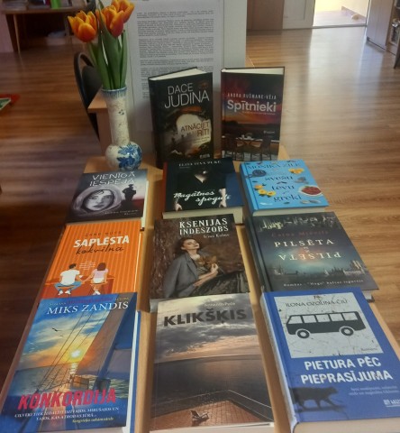 Katru mēnesi jaunāko grāmatu izstāde